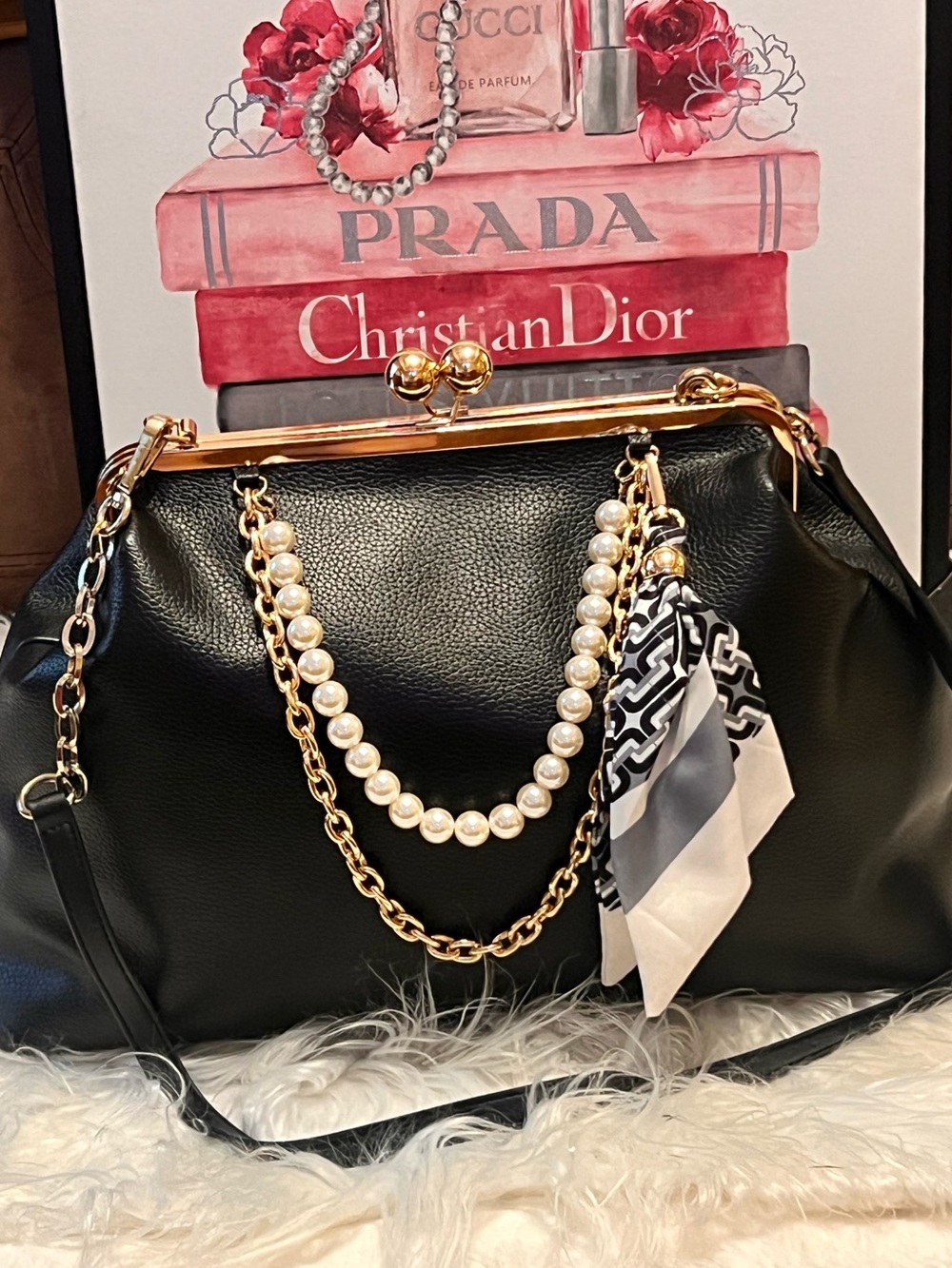 Juicy Couture NWOT kiss luck Faux-Leather with Pearl & Chain crossbody bag - Picture 6 of 13